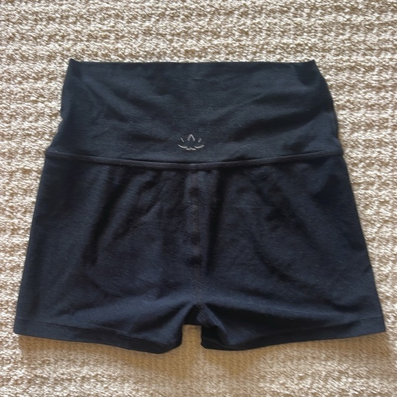 Beyond Yoga All For Run Short - Picture 2 of 2